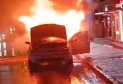 Ataşehir'de alev alev yanan otomobil reklam tabelasına çarparak durdu