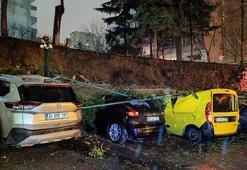 Beşiktaş'ta istinat duvarı, park halindeki 8 aracın üzerine yıkıldı