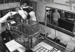 Plastik kasalarla gelip, kuyumcudan 1 milyon 200 bin lira değerinde ziynet eşyası çalmışlar