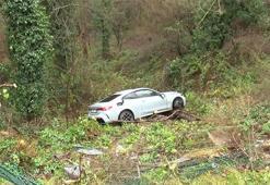 Sarıyer'de otomobil yaklaşık 15 metre derinliğindeki ormanlık alana düştü