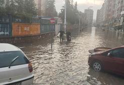 Kızıltepe'de sağanak; yollar göle döndü