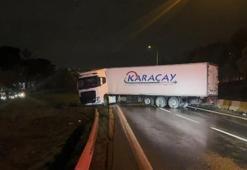 Büyükçekmece'de makaslayan TIR, D-100 kara yolunu kapattı