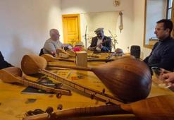 3 telli saz sanatçıları, kampta bir araya geldi