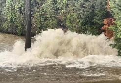 Bakırköy'de su borusu patladı; yollar göle döndü