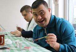 El sanatları ile sosyalleşen down sendromlu gençler, üretip kazanıyor