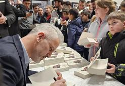 ‘Kayıp Madalyon’ kitabının imza gününde Bilgehan Demir’den hayranlarına Muhammed Ali ile ilgili şaşkınlık yaratan video