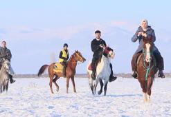 Karlı ovaya atlarıyla gidip yem bıraktılar