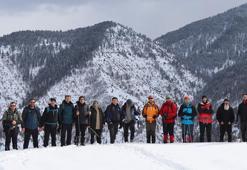 Zorlu yürüyüşü halay çekip, kar topu oynayarak zevke dönüştürdüler