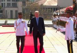 Cumhurbaşkanı Erdoğan, Malezya Başbakanı Enver İbrahim tarafından resmi törenle karşılandı