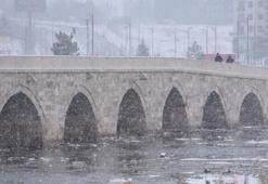 Sivas'ta kar yağışı; 33 yerleşim yerinin yolu kapandı