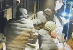 Beşiktaş'ta hırsızlık yaparken sokaktan geçen otomobile silah doğrultan şüpheliler kamerada