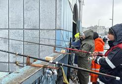 İstanbul'da kar yağışı altında balık tutmaya devam ettiler