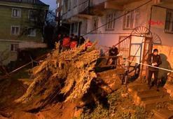 Beyoğlu'nda istinat duvarı çöktü