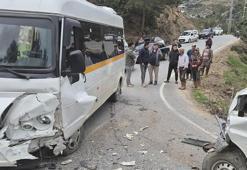 Öğrenci servisiyle kamyonet çarpıştı; 20 öğrenci yaralandı