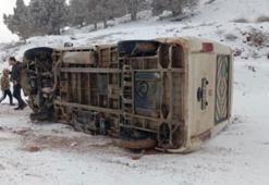 Öğrenci servisi karlı yolda devrildi; kaza anı kamerada