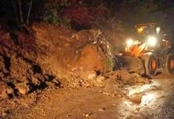 Cide-Bartın yolu heyelan nedeniyle ulaşıma kapandı