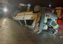 Otomobil, sinyalizasyon direğine çarpıp, ters döndü; 2 yaralı