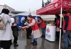 Vakıflar Genel Müdürlüğü'nden, ülkesine dönen Suriyelilere sınırda ikram