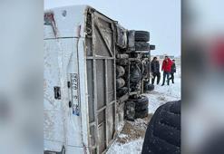 İşçi servis midibüsü buzlanan yolda devrildi: 15 yaralı
