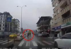 Pendik'te otobüse yetişmek isteyen kişinin ilginç yöntemi kamerada