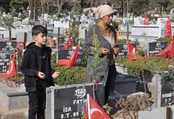 Depremde ölen eşinin mezarını ziyaret edip, karanfil bırakarak Sevgililer Günü’nü kutladı