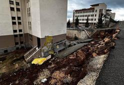 Okulun istinat duvarı çöktü, eğitime ara verildi