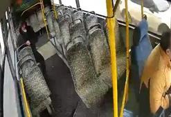 Seyir halindeyken şoförün bayıldığı özel halk otobüsünü yolcu durdurmaya çalıştı; o anlar kamerada