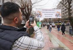 Tartıştığı eşinden, astığı pankartla özür diledi