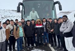 Kara saplanan otobüste mahsur kalan öğrenciler kurtarıldı