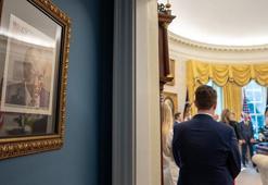 Trump'ın sabıka fotoğrafı Oval Ofis'in girişine asıldı