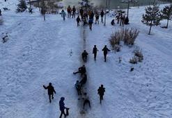 Muş'ta çocuklar, tepsi, leğen ve poşetle kaydı