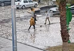Çocuklar yağmur suyu dolan alanı temizleyip top oynadılar