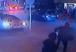 Topu yola kaçan Miraç, hafif ticari aracın çarpmasıyla yaralandı; kaza kamerada