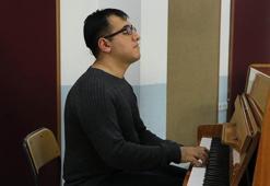 Görme engelli Burak, müzikle hayata bağlandı