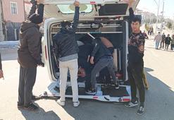 Otomobil ile ambulans çarpıştı: 6 yaralı