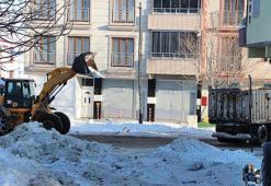 Karlıova ilçe merkezinde biriken kar, kamyonlarla taşınıyor