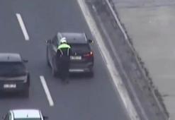 Bakan Yerlikaya'dan, köprüde arızalanan aracı iten polis memuruna tebrik mesajı