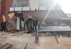 Park halindeyken hareket eden minibüs, dükkanın verandasını yıktı