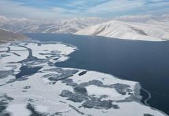 Yüksekova Dilimli Baraj Gölü dondu