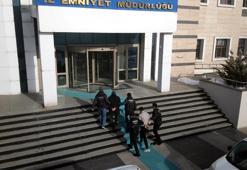 Yabancı uyruklu 2 şüphelinin midesinden 1 kilo 340 gram afyon sakızı çıktı