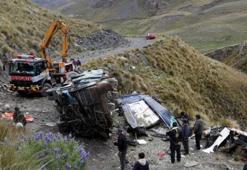Bolivya'da otobüsün uçuruma yuvarlanması sonucu 31 kişi hayatını kaybetti