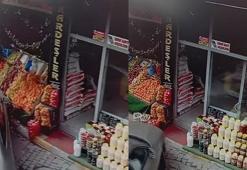Manevra yapan otomobil manav tezgahına çarptı, o anlar kamerada