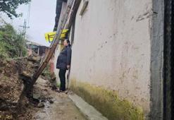 Evlerinin yolunu kapatan heyelan, 'özel mülk' diye temizlenmedi