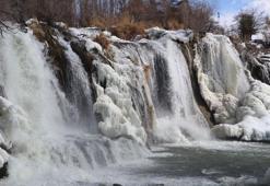 Kısmen donan Muradiye Şelalesi güzel görüntüler oluşturdu
