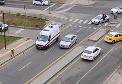 Darbettiği eşini hastaneye götüren ambulansı takip edip, durdurmak istedi; o anlar kamerada