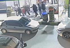 Köpeklerden kaçmak için sığındığı markette darbedilip, ağabeyi ve eniştesiyle birlikte bıçaklandı; olay kamerada