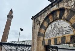 Tarihi Ulu Cami'nin minaresinde 5 yıldır 'eğilme' gözlenmedi