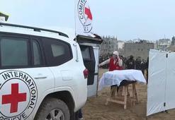 Hamas, Gazze'de İsrail saldırısında ölen 4 esirin cenazesini Kızılhaç ekiplerine teslim etti