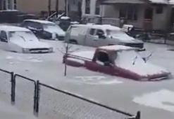 ABD'de soğuk nedeniyle su borusu patladı, sokaklar buzlu su altında kaldı