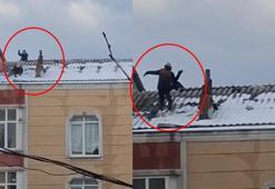 Çocukların çatıda kar ile tehlikeli oyunları kameralarda